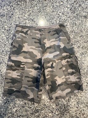 Airwalk Men’s Camouflage Cargo Shorts - Green & Gray